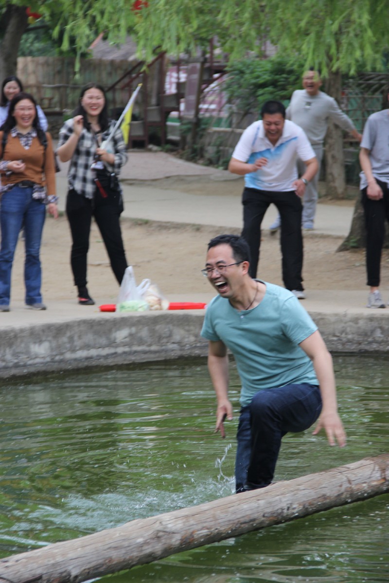 1527471664292228.jpg a4、體驗水上平衡木.jpg